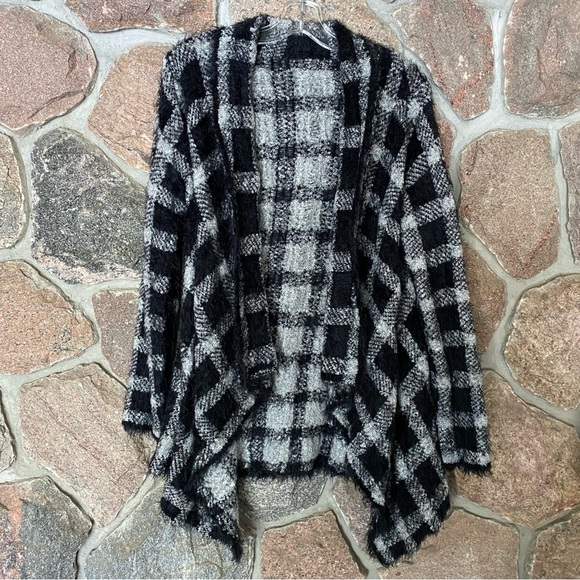 ⭐️HOST PICK!⭐️Cozy black and white waterfall cardigan sweater - Picture 3 of 6